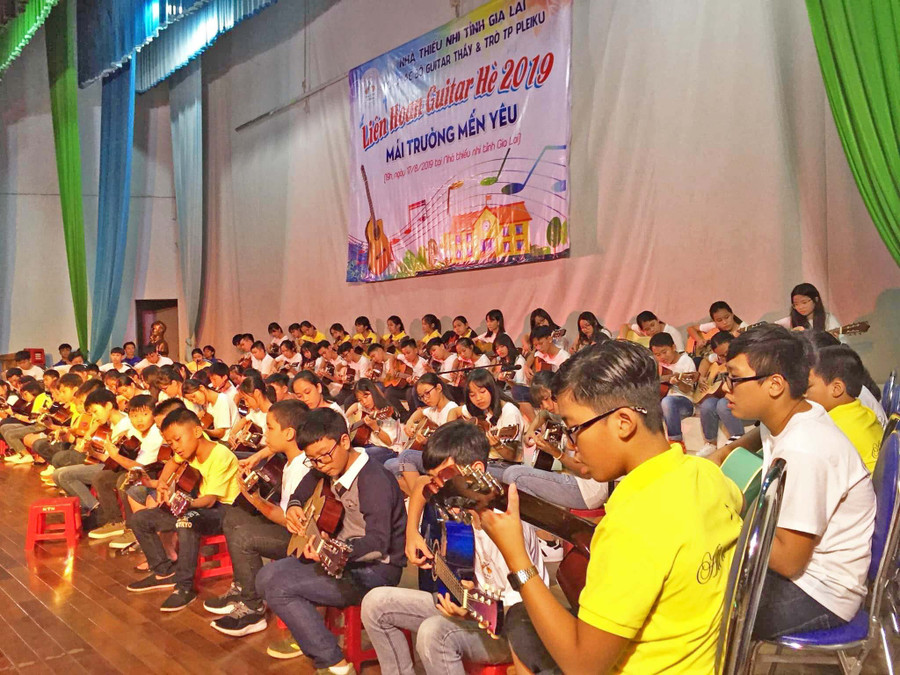 Các thành viên CLB guitar Thầy và Trò trong một chương trình âm nhạc tại TP. Pleiku. Ảnh: Phương Duyên