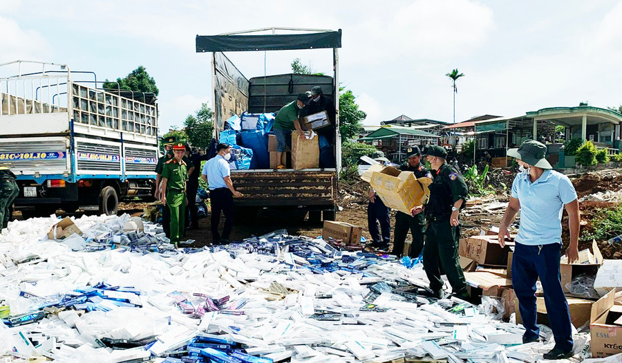 Lực lượng chức năng tiêu hủy thuốc lá điếu nhập lậu tại khu vực Nghĩa trang TP. Pleiku (phường Ia Kring). Ảnh: R'Ô HOK Lực lượng chức năng tiêu hủy thuốc lá điếu nhập lậu tại khu vực Nghĩa trang TP. Pleiku (phường Ia Kring). Ảnh: R'Ô HOK