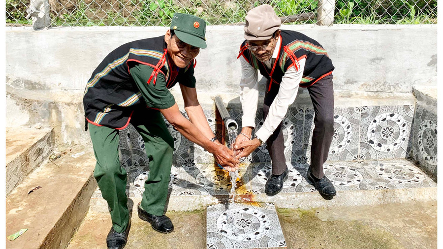 Người dân làng Kách vui mừng khi công trình giọt nước được bàn giao đưa vào sử dụng. Ảnh: Như Nguyện