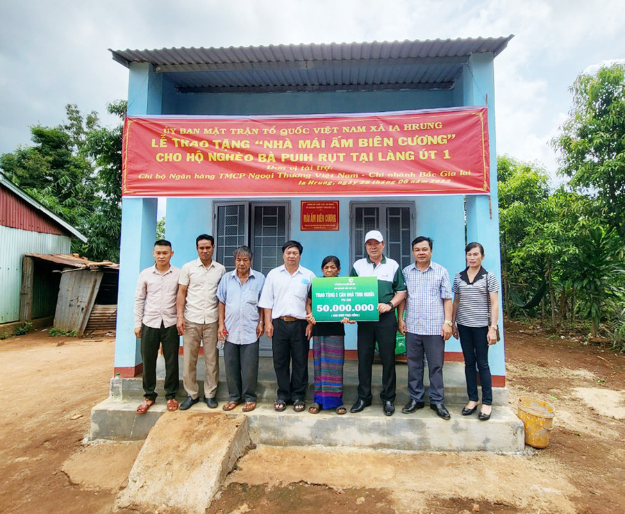 Đại diện lãnh đạo Vietcombank Bắc Gia Lai trao tặng nhà Mái ấm biên cương cho gia đình bà Puih Rụt. Ảnh: Sơn Ca  Đại diện lãnh đạo Vietcombank Bắc Gia Lai trao tặng nhà Mái ấm biên cương cho gia đình bà Puih Rụt. Ảnh: Sơn Ca