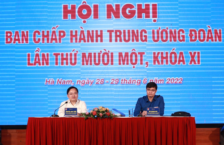 Anh Nguyễn Anh Tuấn và anh Bùi Quang Huy chủ trì hội nghị. Ảnh: Bảo Anh