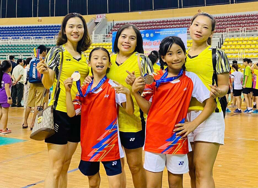 2 tay vợt nhí của Gia Lai (hàng trước) đã xuất sắc giành huy chương đồng ở giải đấu tầm cỡ. Ảnh: Văn Hùng