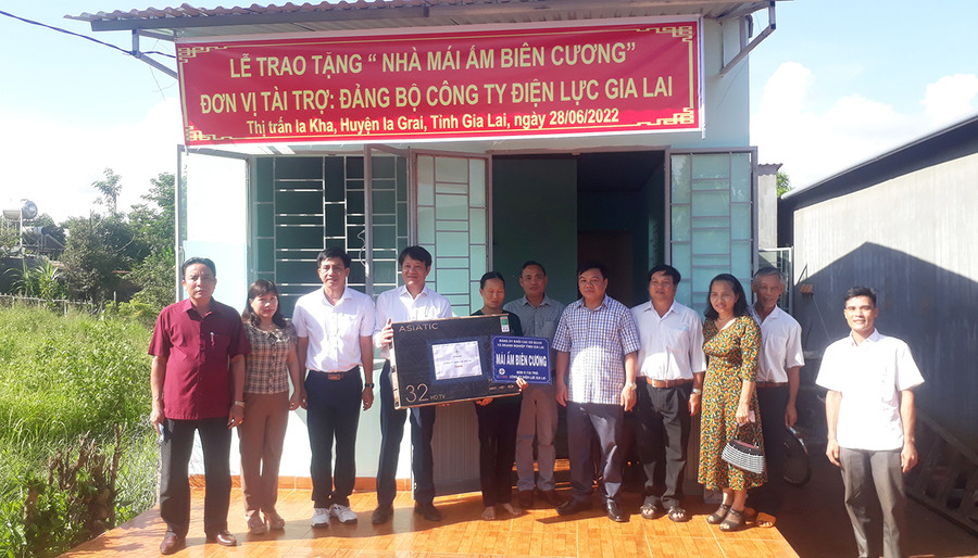 Lãnh đạo Điện lực Gia Lai cùng đoàn công tác trao nhà và tặng ti vi cho gia đình ông Nguyễn Văn Bé (tổ dân phố 6, thị trấn Ia Kha, huyện Ia Grai). Ảnh: Phương Lộc  Lãnh đạo Điện lực Gia Lai cùng đoàn công tác trao nhà và tặng ti vi cho gia đình ông Nguyễn Văn Bé (Tổ dân phố 6 thị trấn Ia Kha, huyện Ia Grai). Ảnh: Phương Lộc