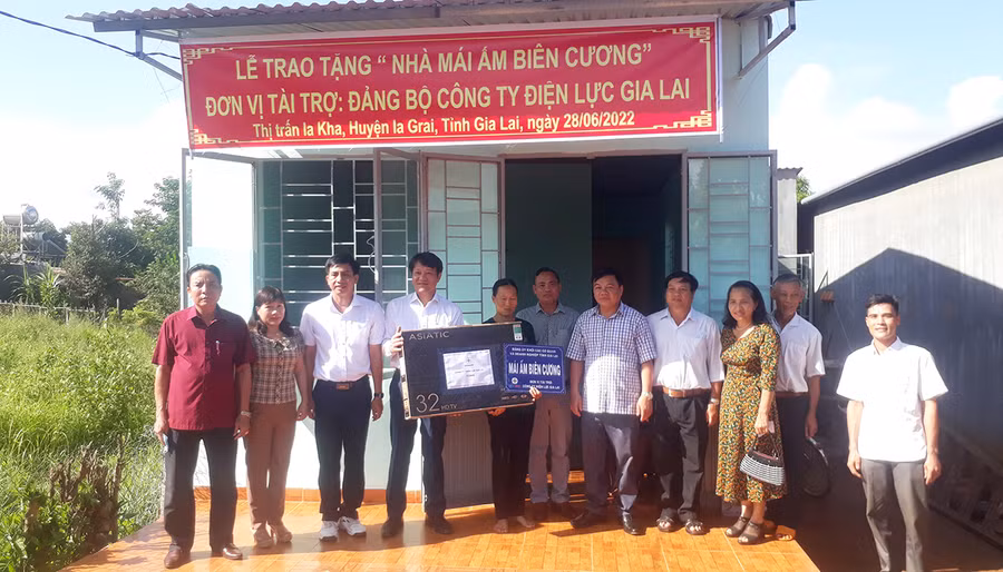  Lãnh đạo Điện lực Gia Lai cùng đoàn công tác trao nhà và tặng ti vi cho gia đình ông Nguyễn Văn Bé (Tổ dân phố 6 thị trấn Ia Kha, huyện Ia Grai). Ảnh: Phương Lộc