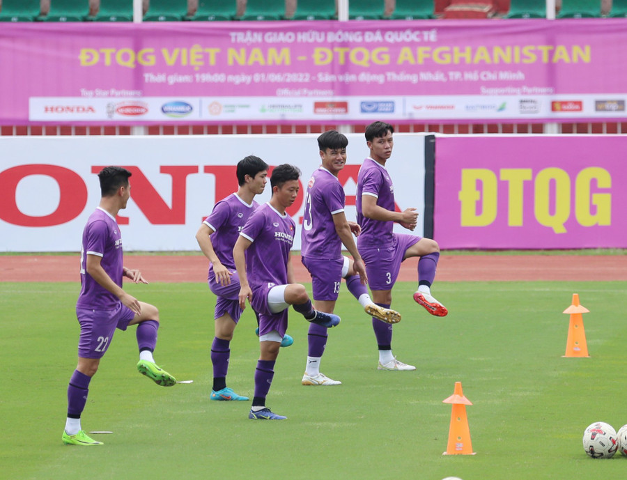 Châu Ngọc Quang (thứ 3 từ trái qua) là nhân tố mới của tuyển VN trong trận gặp Afghanistan. Ảnh: Độc Lập