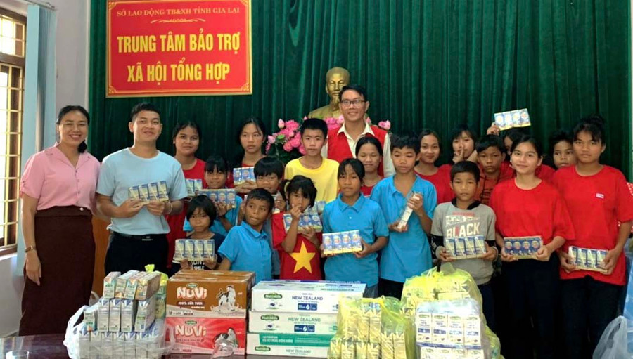 Hội Chữ Thập đỏ tỉnh tặng sữa cho trẻ em mồ côi ở Trung tâm Bảo trợ xã hội tổng hợp tỉnh. Ảnh. Đinh Yến