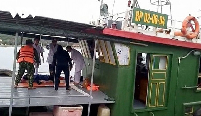 Lực lượng chức năng cấp cứu ngư dân bị nạn trên biển Bạch Long Vỹ - Ảnh: Sơn Hà