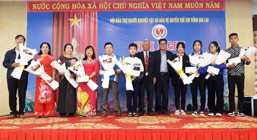 Hội Bảo trợ Người khuyết tật và Bảo vệ quyền trẻ em tỉnh tặng quà cho người khuyết tật và các cháu mồ côi. Ảnh: Hà Phương