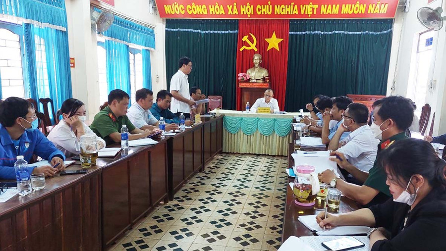 Đoàn giám sát của Thường trực HĐND huyện Chư Pưh giám sát việc triển khai thực hiện Luật Nghĩa vụ quân sự tại thị trấn Nhơn Hòa. Ảnh: Thiên Di