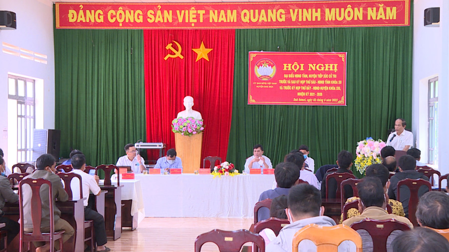 Quang cảnh hội nghị tiếp xúc cử tri tại trụ sở UBND xã Đak Sơ Mai (huyện Đak Đoa). Ảnh: Đoàn Bình