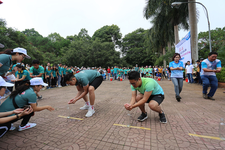 Các VĐV thích thú với môn đổ nước vào chai. Ảnh: Văn Ngọc