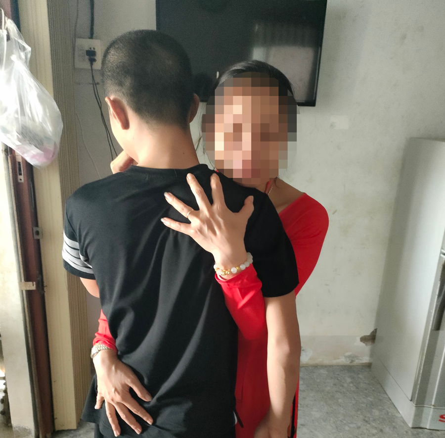 Chị L.H (ngụ Cần Thơ) mừng rỡ khi đón cháu trai mới được chuộc từ Campuchia về Việt Nam. Ảnh: Gia đình nạn nhân cung cấp