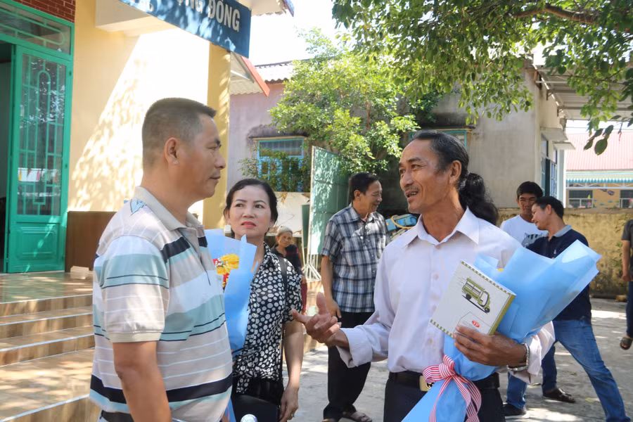  Con trai của người bị sát hại (anh An, trái) và con trai của người bị khởi tố oan trong vụ án này. Ảnh: Q.H