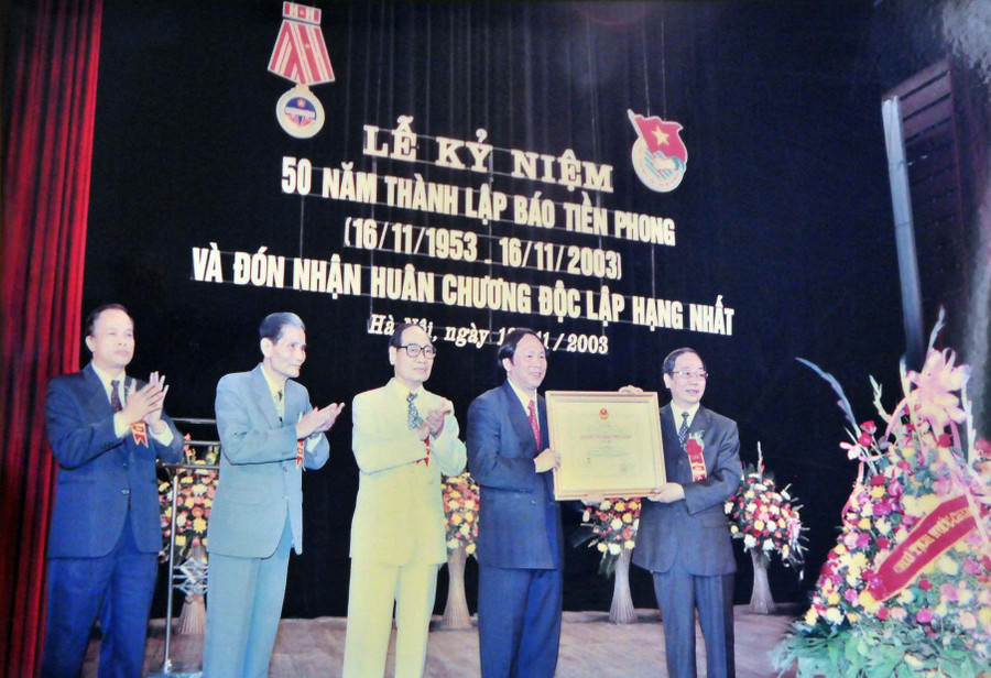 Nhà báo Dương Kỳ Anh (thứ 2 từ phải sang) tại lễ kỷ niệm 50 năm thành lập báo Tiền phong (16/11/1953-16/11/2003) và đón nhận Huân chương Độc lập hạng nhất. (Ảnh nhân vật cung cấp)