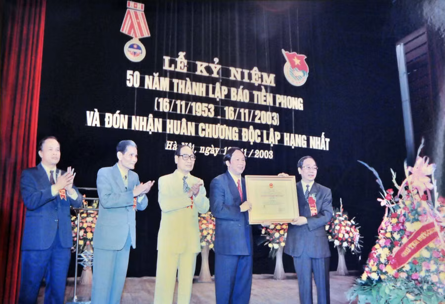 Nhà báo Dương Kỳ Anh (thứ 2 từ phải sang) tại lễ kỷ niệm 50 năm thành lập báo Tiền phong (16/11/1953-16/11/2003) và đón nhận Huân chương Độc lập hạng nhất. (Ảnh nhân vật cung cấp)