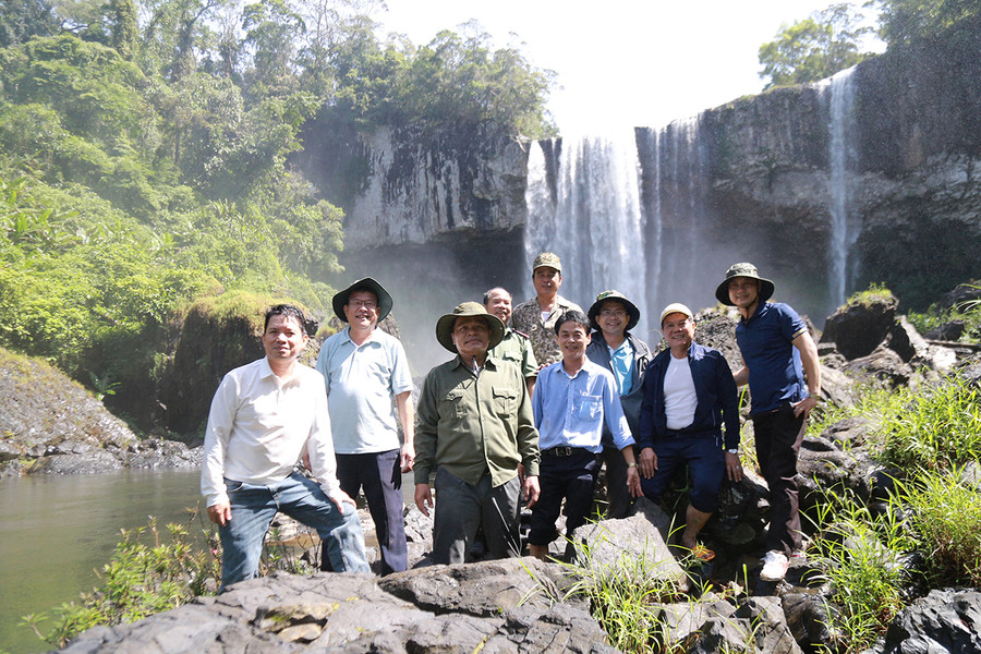 Ủy viên Ban Chấp hành Trung ương Đảng, Bí thư Tỉnh ủy, Chủ tịch HĐND tỉnh Hồ Văn Niên (thứ 3 từ trái sang) cùng đoàn công tác khảo sát tại khu vực thác 50 (huyện Kbang). Ảnh: Tấn Linh Ủy viên Ban Chấp hành Trung ương Đảng, Bí thư Tỉnh ủy, Chủ tịch HĐND tỉnh Hồ Văn Niên (đi trước) cùng đoàn công tác khảo sát tại khu vực thác 50 (huyện Kbang). Ảnh: Tấn Linh