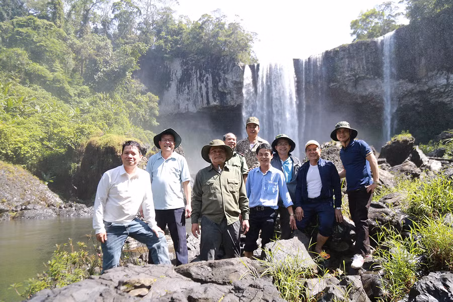 Ủy viên Ban Chấp hành Trung ương Đảng, Bí thư Tỉnh ủy, Chủ tịch HĐND tỉnh Hồ Văn Niên (đi trước) cùng đoàn công tác khảo sát tại khu vực thác 50 (huyện Kbang). Ảnh: Tấn Linh