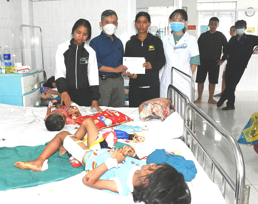 Đại diện Sở Lao động-Thương binh và Xã hội thăm hỏi, động viên các con anh Khơi đang điều trị tại Bệnh viện Nhi tỉnh. Ảnh: Đinh Yến Sở Lao động-Thương binh và Xã hội thăm hỏi, động viên các cháu bị tai nạn tại Bệnh viện Nhi Gia Lai. Ảnh: Đinh Yến