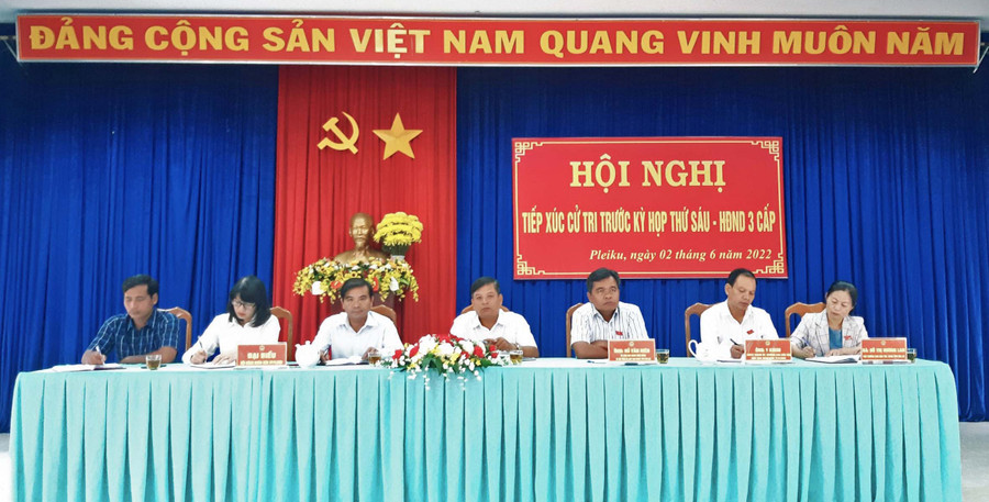 Đại biểu HĐND các cấp tiếp xúc cử tri trước kỳ họp HĐND các cấp. Ảnh: Bá Bính