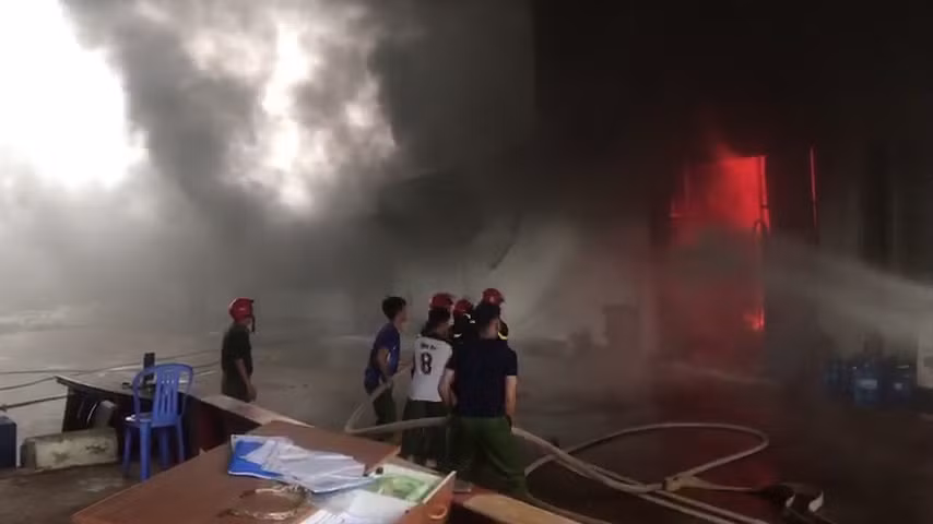 Kho chứa hạt điều tại Bình Phước bị cháy. Ảnh: C.T.V