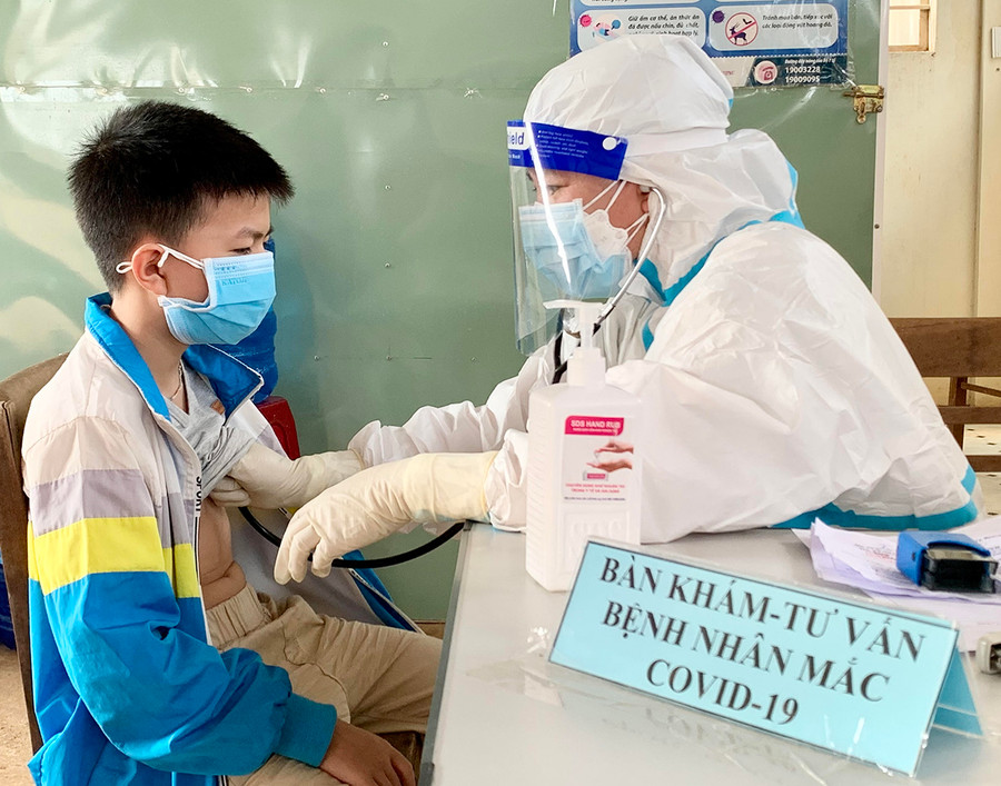 Nhân viên y tế khám sàng lọc, tư vấn sức khỏe cho bệnh nhi tại Bệnh viện Nhi Gia Lai. Ảnh: Như Nguyện