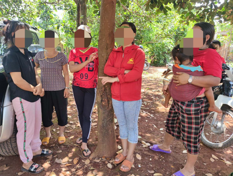 Những người phụ nữ ở làng Kloong đỏ mắt ngóng chồng mắc bẫy lừa đảo việc làm ở Campuchia. Ảnh: Hoành Sơn