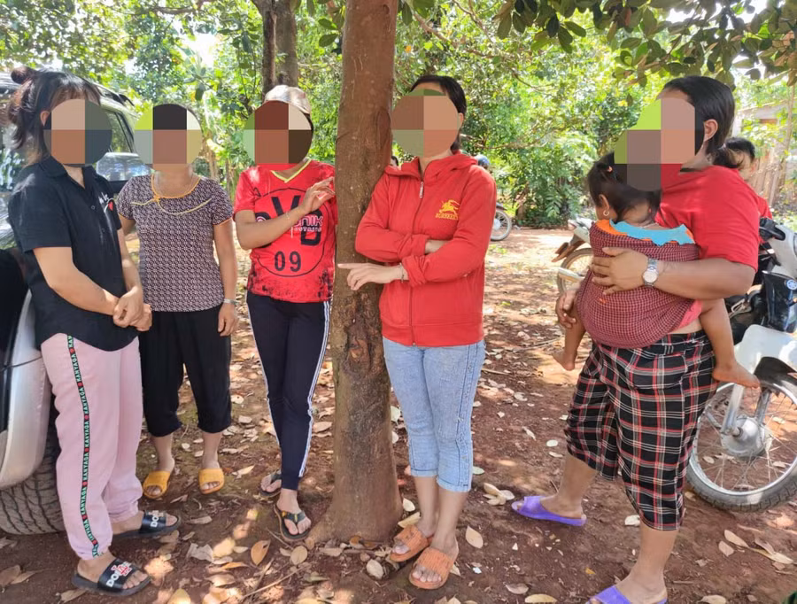 Những người phụ nữ ở làng Kloong đỏ mắt ngóng chồng mắc bẫy lừa đảo việc làm ở Campuchia. Ảnh: Hoành Sơn