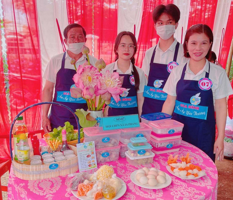 Hội Liên hiệp phụ nữ huyện Chư Pưh tổ chức Hội thi “Mâm cơm gia đình ấm áp yêu thương” để nhắc nhở mọi người trân quý những phút giây đầm ấm (ảnh đơn vị cung cấp).