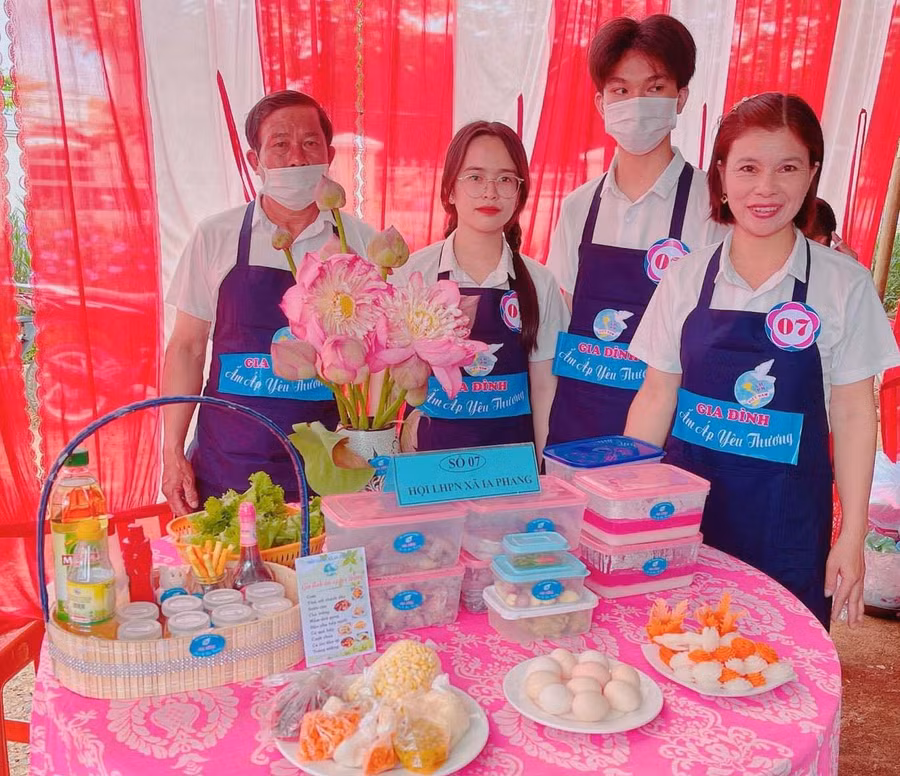 Hội Liên hiệp phụ nữ huyện Chư Pưh tổ chức Hội thi “Mâm cơm gia đình ấm áp yêu thương” để nhắc nhở mọi người trân quý những phút giây đầm ấm (ảnh đơn vị cung cấp).