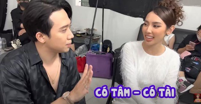 Hình ảnh Trấn Thành và Thuỳ Tiên trong hậu trường một chương trình được cho là "Người ấy là ai". Hình ảnh Trấn Thành và Thuỳ Tiên trong hậu trường một chương trình được cho là