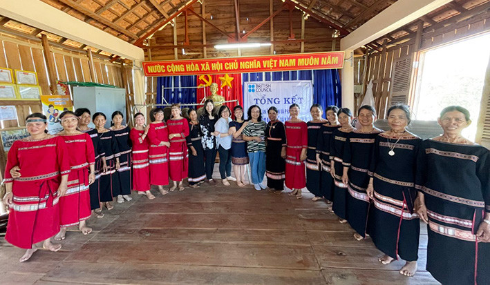  Lễ tổng kết Dự án “Bảo tồn và phát triển dệt thổ cẩm Bahnar ở xã Kông Lơng Khơng”. Ảnh: Bích Ngọc