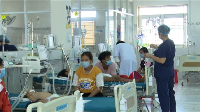 Các bệnh nhân mắc sốt xuất huyết đang được điều trị tại Bệnh viện Nhi Gia Lai. Ảnh: TTXVN phát