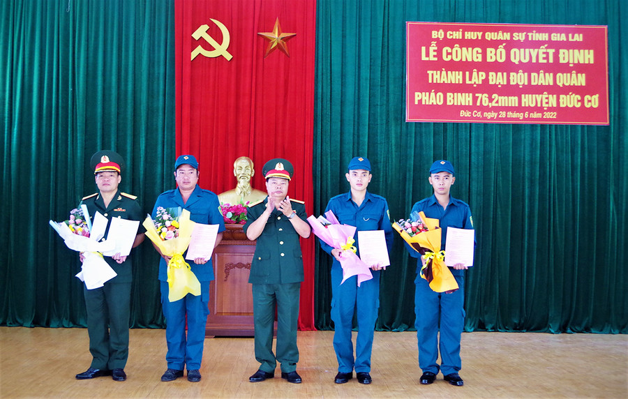  Đại tá Lê Trọng Thủy, trao quyết định và tặng hoa cho Ban Chỉ huy Đại đội Dân quân Pháo 76,2mm huyện Đức Cơ thuộc Bộ CHQS tỉnh Gia Lai. Ảnh: Văn Huỳnh