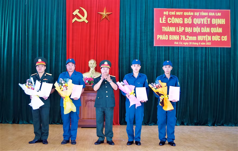  Đại tá Lê Trọng Thủy, trao quyết định và tặng hoa cho Ban Chỉ huy Đại đội Dân quân Pháo 76,2mm huyện Đức Cơ thuộc Bộ CHQS tỉnh Gia Lai. Ảnh: Văn Huỳnh