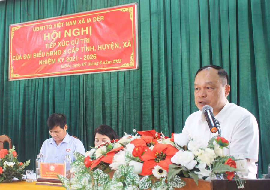 Ông Dương Mah Tiệp-Bí thư Huyện ủy, Chủ tịch HĐND huyện Ia Grai tiếp thu ý kiến của cử tri xã Ia Dêr (huyện Ia Grai). Ảnh: Phan Lài