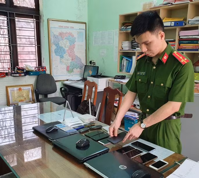 Cán bộ điều tra tập hợp vật chứng trong vụ án