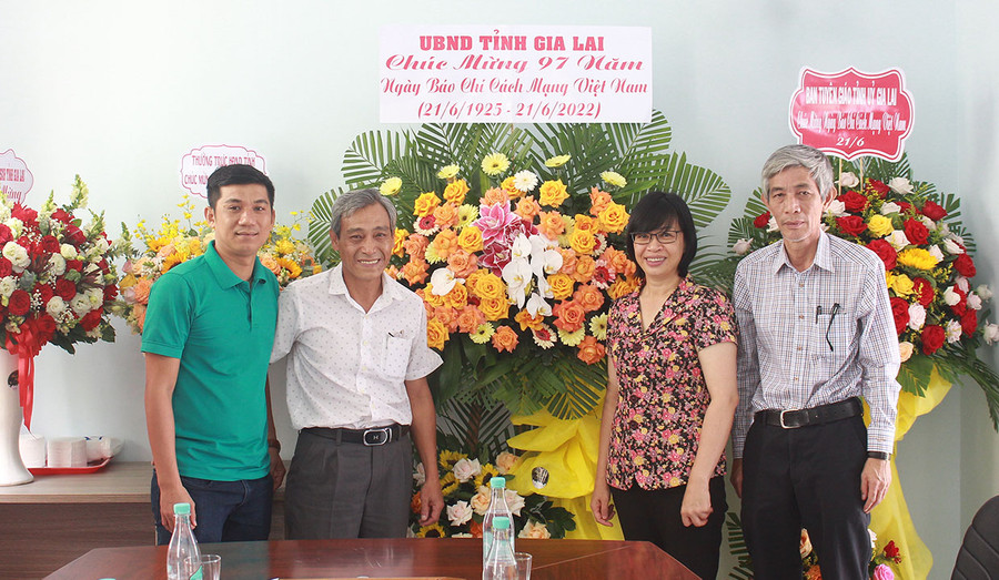 Phó Chủ tịch UBND tỉnh Nguyễn Thị Thanh Lịch (thứ 2 từ phải sang) thăm, chúc mừng cán bộ, phóng viên Văn phòng Thường trú Báo Nhân dân tại Gia Lai. Ảnh: Mộc Trà Phó Chủ tịch UBND tỉnh Nguyễn Thị Thanh Lịch (thứ 2 từ phải sang) thăm, chúc mừng cán bộ, phóng viên Văn phòng Thường trú Báo Nhân dân tại Gia Lai. Ảnh: Mộc Trà