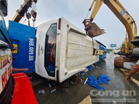 Hiện trường vụ lật xe khách. Hiện trường vụ lật xe khách.