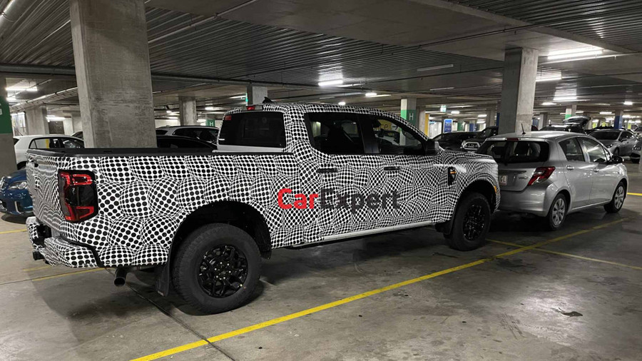 Phiên bản này kéo dài thùng xe để tăng kích thước chở hàng hóa. Ảnh: CAR EXPERT