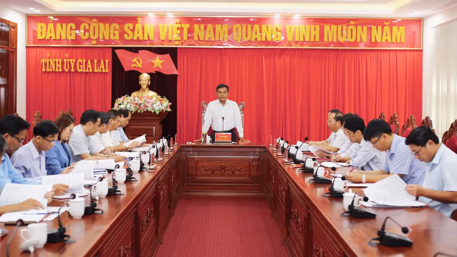 Đồng chí Hồ Văn Niên-Ủy viên Ban Chấp hành Trung ương Đảng, Bí thư Tỉnh ủy, Chủ tịch HĐND tỉnh phát biểu tại buổi làm việc. Ảnh: Lê Anh