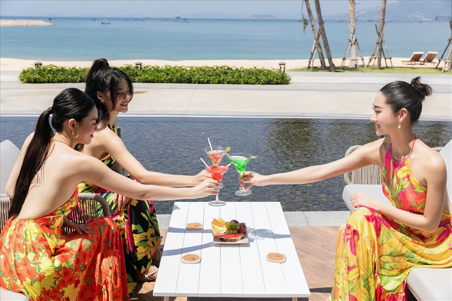 Sau vòng chung khảo toàn quốc, Miss World Việt Nam 2022 đã tìm ra những cô gái xuất sắc góp mặt vào đêm chung kết diễn ra tại Quy Nhơn. Trước thềm chung kết Miss World Việt Nam 2022, Hoa hậu Lương Thùy Linh - Á hậu Kiều Loan và Á hậu Tường San đã có dịp tái ngộ và thực hiện bộ ảnh chào hè tại Quy Nhơn. Ảnh: NVCC.