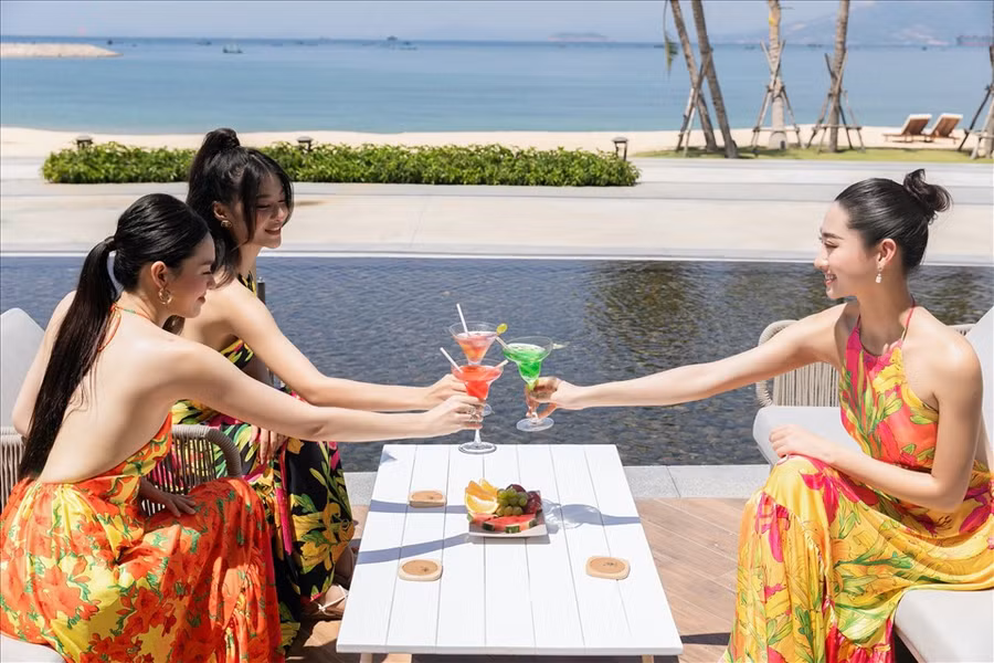 Sau vòng chung khảo toàn quốc, Miss World Việt Nam 2022 đã tìm ra những cô gái xuất sắc góp mặt vào đêm chung kết diễn ra tại Quy Nhơn. Trước thềm chung kết Miss World Việt Nam 2022, Hoa hậu Lương Thùy Linh - Á hậu Kiều Loan và Á hậu Tường San đã có dịp tái ngộ và thực hiện bộ ảnh chào hè tại Quy Nhơn. Ảnh: NVCC.