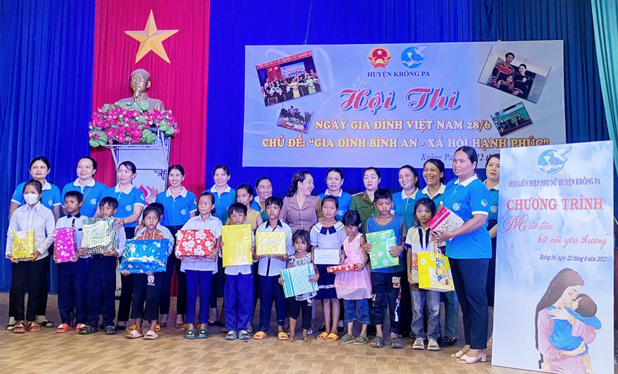 Tặng quà cho các trẻ mồ côi được các cấp Hội phụ nữ huyện Krông Pa nhận đỡ đầu. Ảnh: Minh Châu Tặng quà cho các trẻ mồ côi được các cấp hội nhận đỡ đầu. Ảnh: Minh Châu