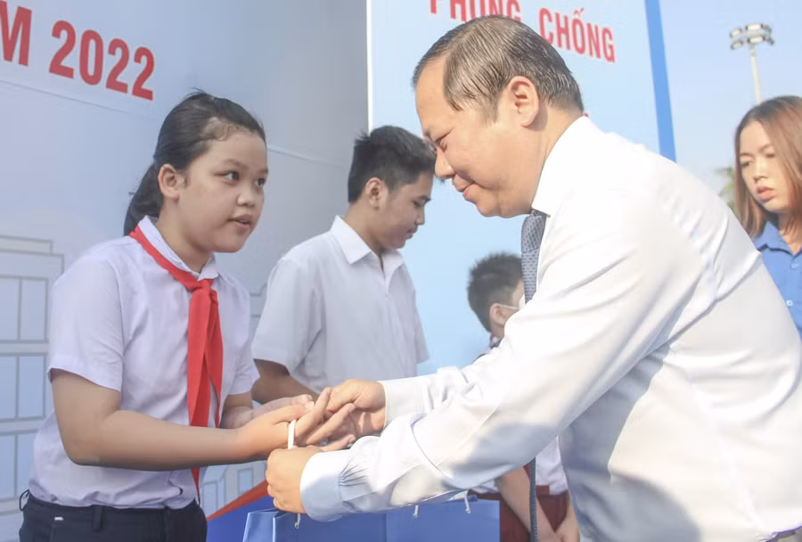 Chủ tịch UBND tỉnh Bình Định Nguyễn Phi Long tặng quà cho các học sinh. Ảnh: Hoàng Trọng