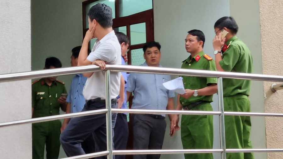 Sau khi khám xét tại phòng làm việc, lực lượng chức năng tiếp tục đưa bị can Nguyễn Hoàng Nghĩa về khám xét tại nhà riêng. Ảnh: Lê Bình Sau khi khám xét tại phòng làm việc, lực lượng chức năng tiếp tục đưa bị can Nguyễn Hoàng Nghĩa về khám xét tại nhà riêng. Ảnh: Lê Bình