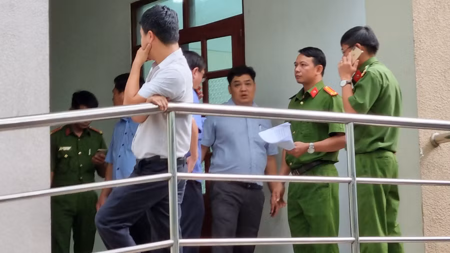 Sau khi khám xét tại phòng làm việc, lực lượng chức năng tiếp tục đưa bị can Nguyễn Hoàng Nghĩa về khám xét tại nhà riêng. Ảnh: Lê Bình