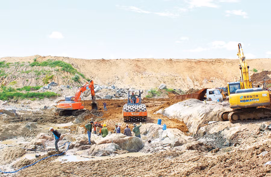 Thi công kênh dẫn dòng hồ chứa Tầu Dầu 2 (huyện Đak Pơ). Ảnh: Hà Duy