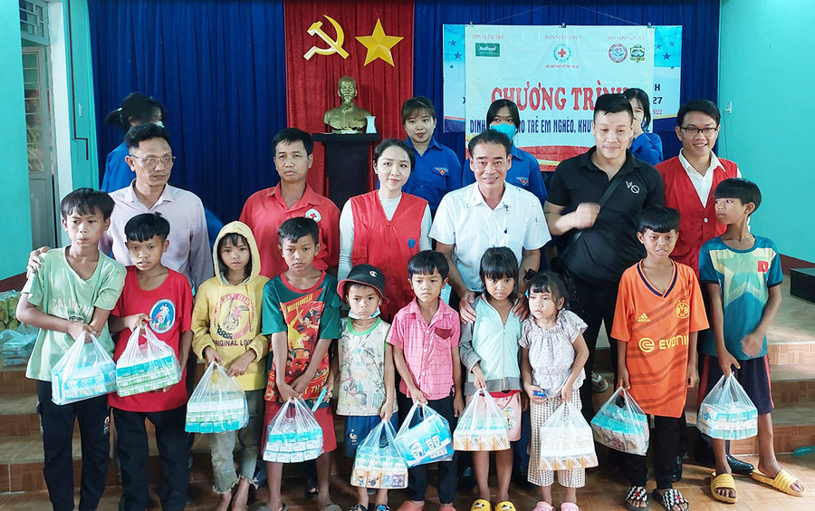  Tặng sữa cho trẻ em nghèo, khuyết tật tại xã Yun, huyện Chư Sê. Ảnh: Lê Đức