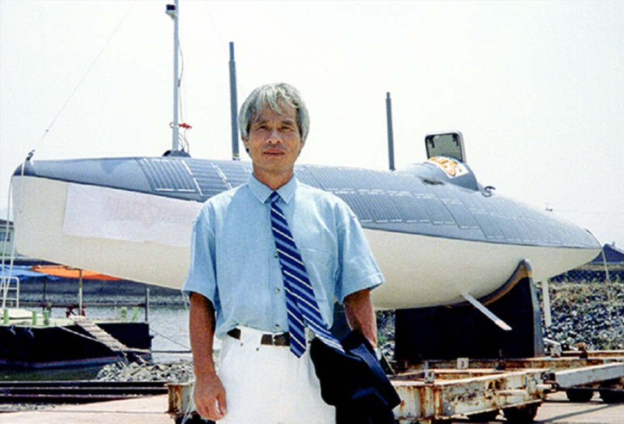 Kenichi Hori đứng trước chiếc thuyền Malts Mermaid làm từ lon nhôm tái chế Ảnh: STR New/Reuters