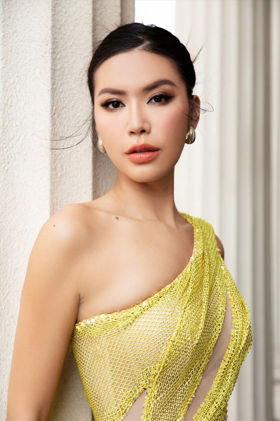 Minh Tú cho biết cô có lịch trình làm việc dày đặc, hiếm hoi có thời gian nghỉ ngơi nên gần đây cô sụt vài cân, nhưng người đẹp sinh năm 1991 vẫn giữ được thần thái tươi trẻ, năng động của mình bên một body săn chắc.